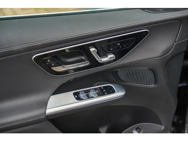 Mercedes-Benz GLC 220d 4MATIC AMG Line 2025 Diesel 14