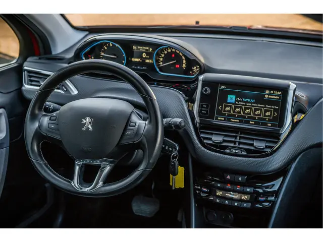 Peugeot 2008 1.2 PureTech Allure 2019 Benzine 2