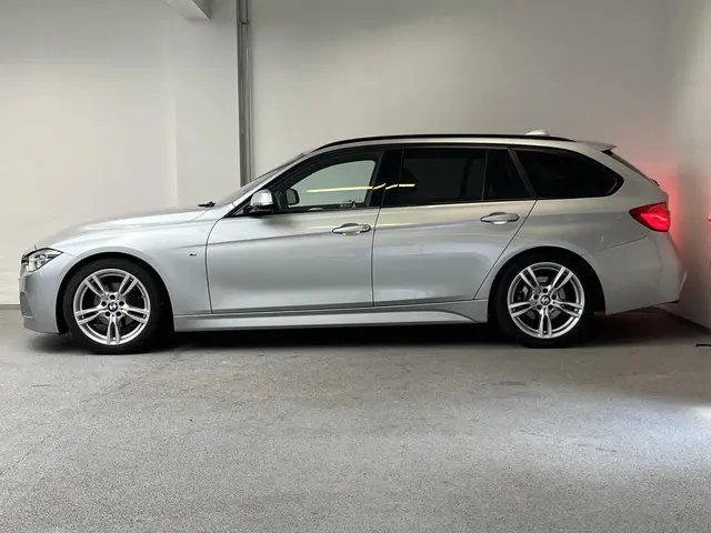 BMW 3 Serie Touring 320i M-sport 2017 Benzine 10