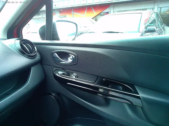 Renault Clio 0.9 TCe Expression (NAVI +Airco ) 2013 Benzine 16