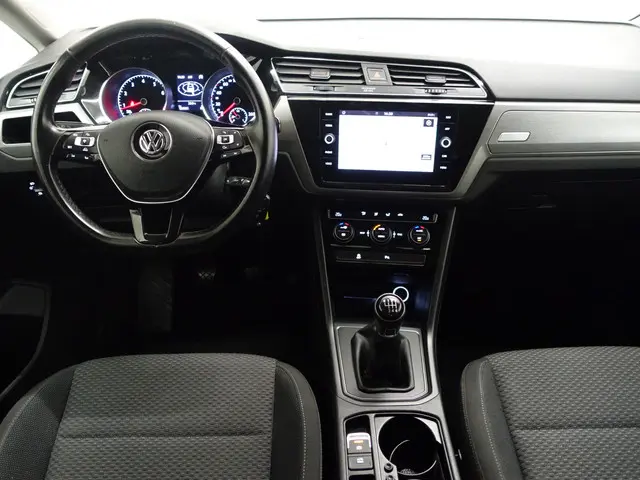 Volkswagen Touran 1.2 TSI Highline- 2018 Benzine 7