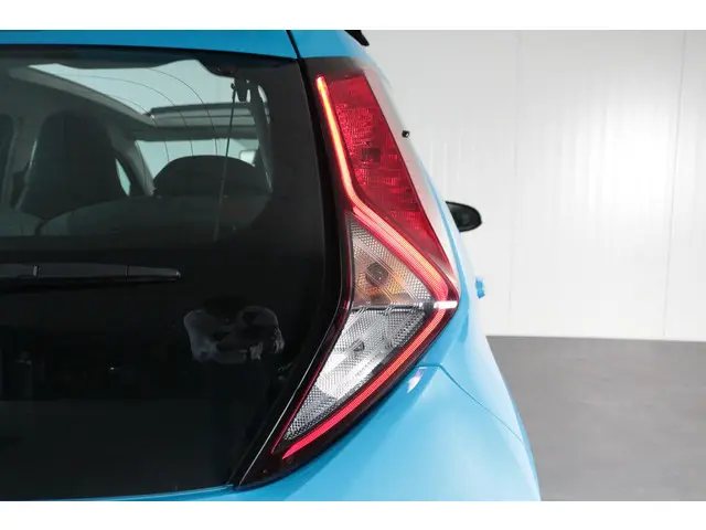 Toyota Aygo 1.0 VVT-i x-play Cabrio, 2019 Benzine 21