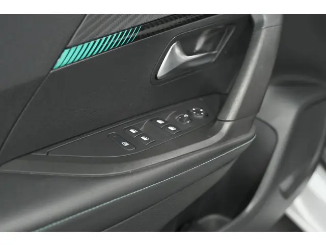 Peugeot 2008 PureTech 130 EAT8 Allure 2022 Benzine 22