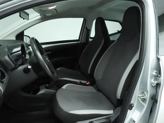 Toyota Aygo 1.0 VVT-i x-play 2022 Benzine 7