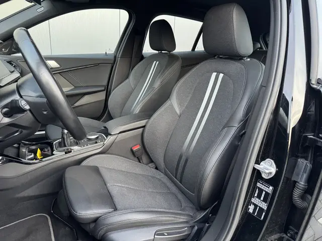 BMW 1 Serie 118i Executive Edition M 2020 Benzine 4