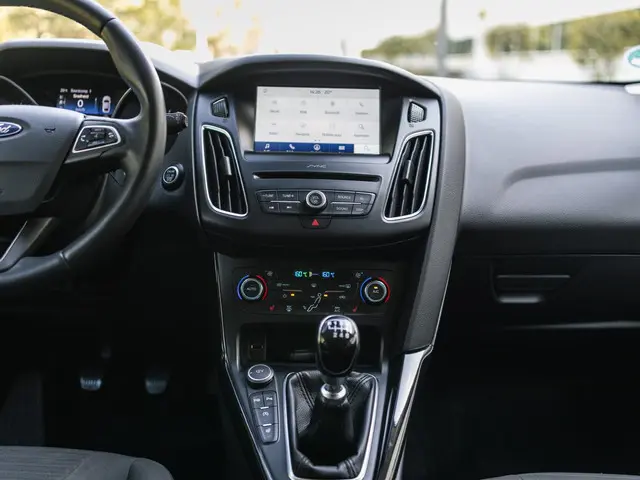 Ford Focus Wagon 1.5 Titanium. FULL OPTIES !!! 2017 Benzine 25