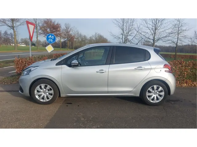 Peugeot 208 1.2 PureTech Urban Soul 2016 Benzine 12