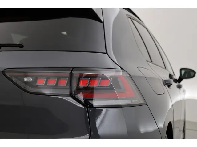 Volkswagen Golf 1.5 eTSI R-Line DSG 2024 Benzine 39