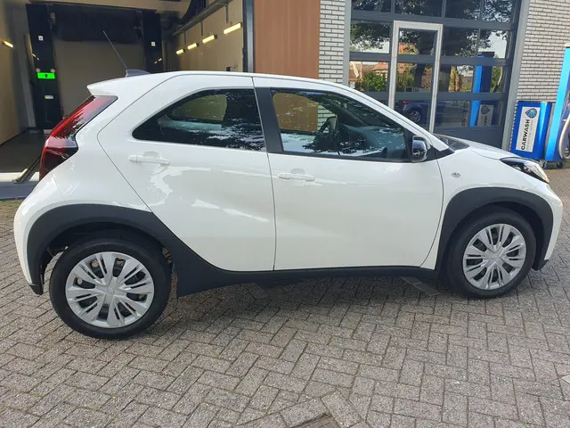 Toyota Aygo X 1.0 VVT-i MT play 2024 Benzine 8