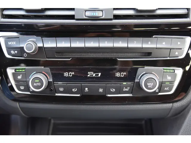 BMW 3 Serie Touring 320i 2018 Benzine 16