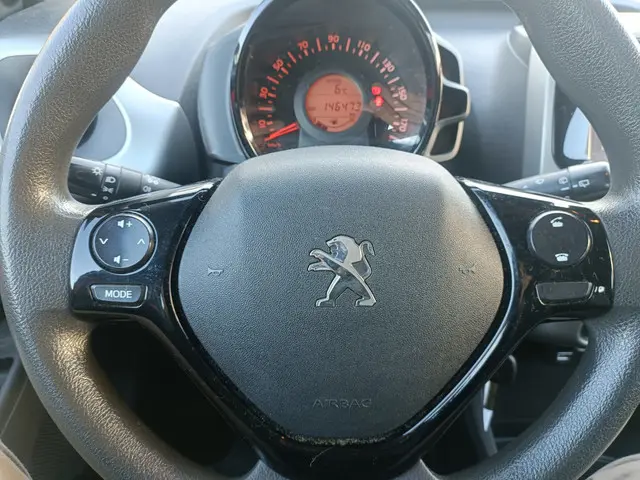 Peugeot 108 1.0 GROOT SCHERM BLUETH/NAP/AIRCO 2014 Benzine 12