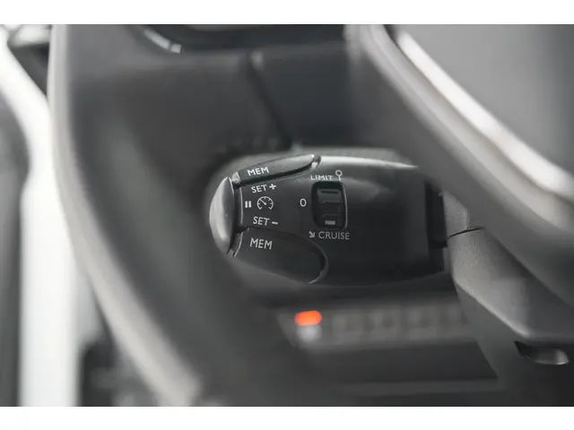 Peugeot 208 PureTech 100 Allure 2022 Benzine 30