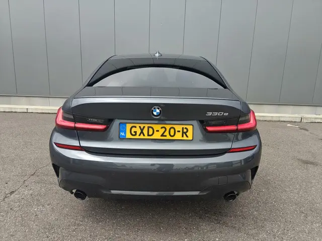 BMW 3 Serie 330e High Executive 2020 Hybride Benzine 9