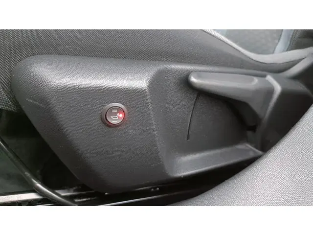 Peugeot 2008 1.2 PureTech Allure 2020 Benzine 25