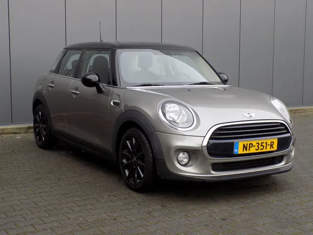 MINI Cooper Mini 1.5 Business Navi 6-Bak 2017 Benzine 4