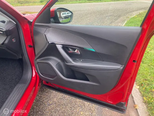 Peugeot 2008 1.2 PureTech Allure 2021 Benzine 12