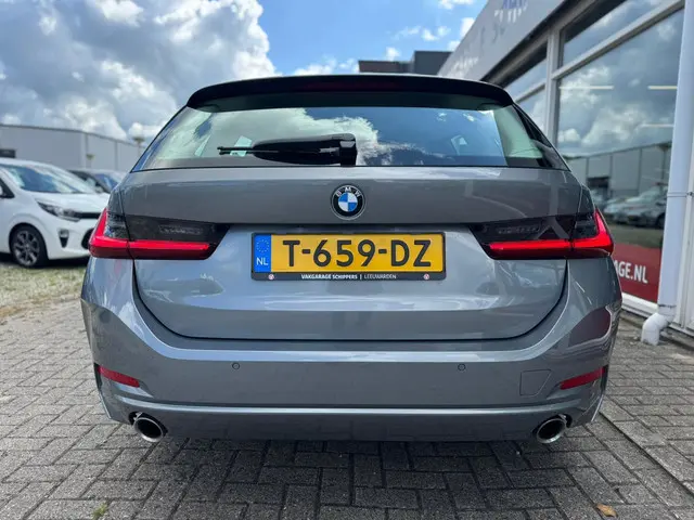 BMW 3 Serie Touring 318i 2023 Benzine 25