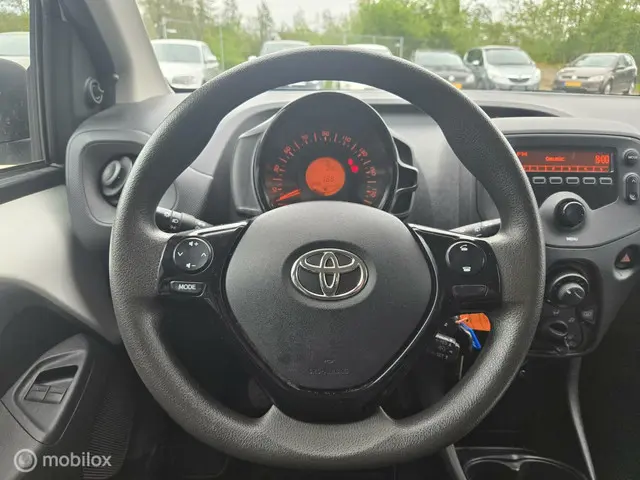 Toyota Aygo 1.0 VVT-i x, airco, 5drs 2017 Benzine 21