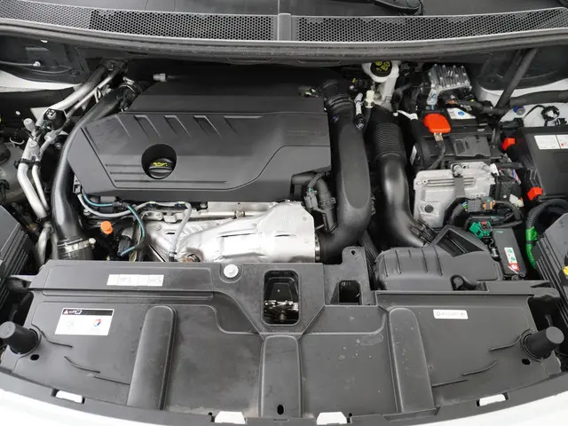 Peugeot 3008 1.6 HYbrid4 300 GT 2022 Hybride Benzine 14