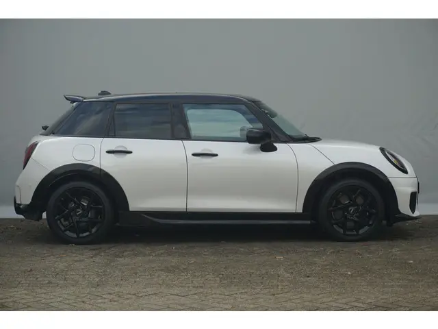 MINI 5-Deurs Cooper 2025 Benzine 5
