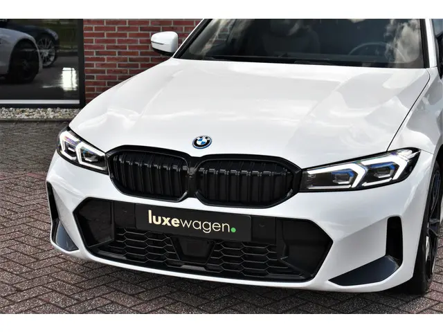 BMW 3 Serie Touring 330e M-Sport 2023 Hybride Benzine 53