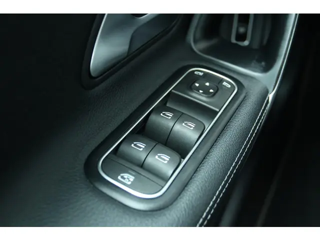 Mercedes-Benz A-Klasse 180 PREMIUM PLUS 2020 Benzine 25