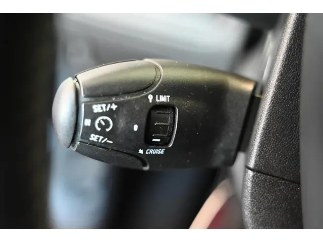 Peugeot 2008 1.2 PureTech Signature 2019 Benzine 19