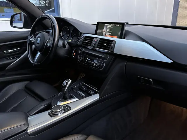 BMW 3 Serie Touring 320i High Executive 2015 Benzine 17