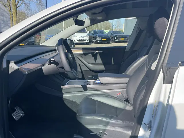 Tesla Model Y Performance AWD 75 kWh 2023 Elektrisch 15