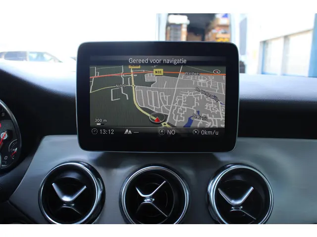 Mercedes-Benz GLA 180 Business 2018 Benzine 34