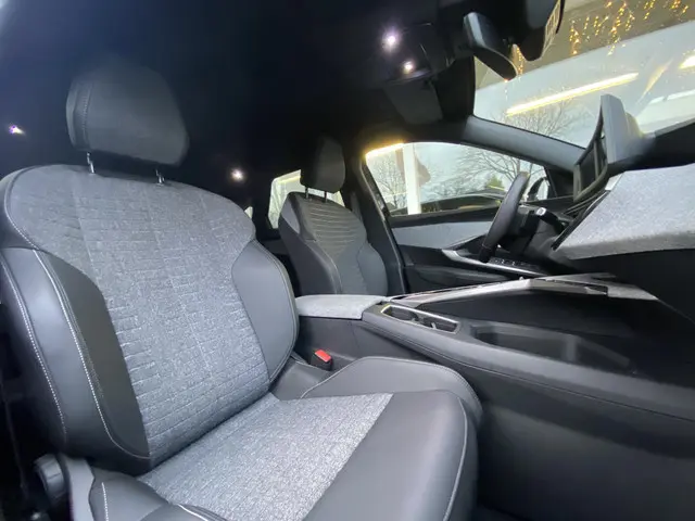 Peugeot 3008 1.2 Hybrid 145 Allure 2025 Hybride Benzine 6