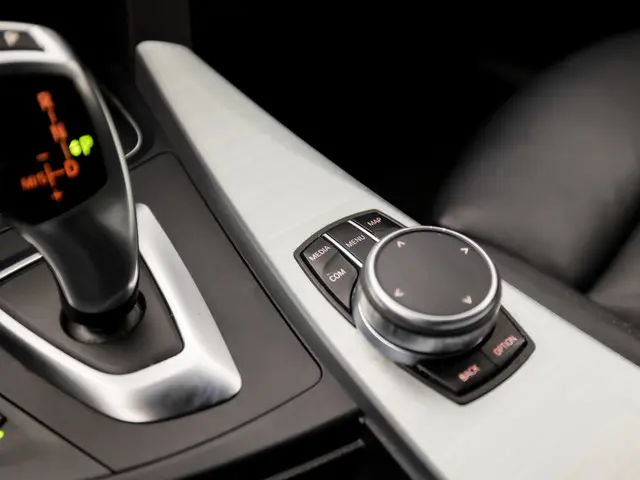 BMW 3 Serie 320i M Sport High Executive 2018 Benzine 28