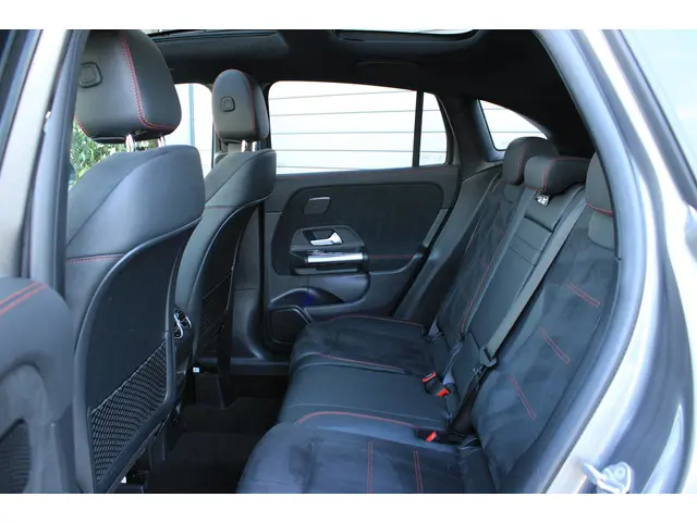 Mercedes-Benz GLA 180 AMG 2022 Benzine 18