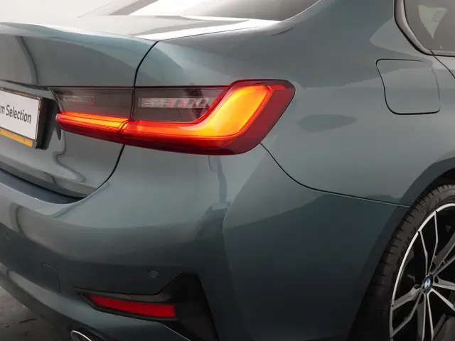 BMW 3 Serie 318i Executive Edition 2020 Benzine 25