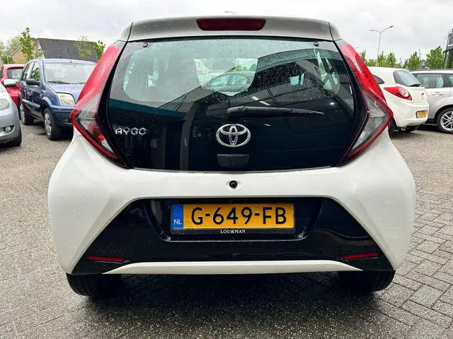 Toyota Aygo 1.0 VVT-i x-play ltd 2019 Benzine 13