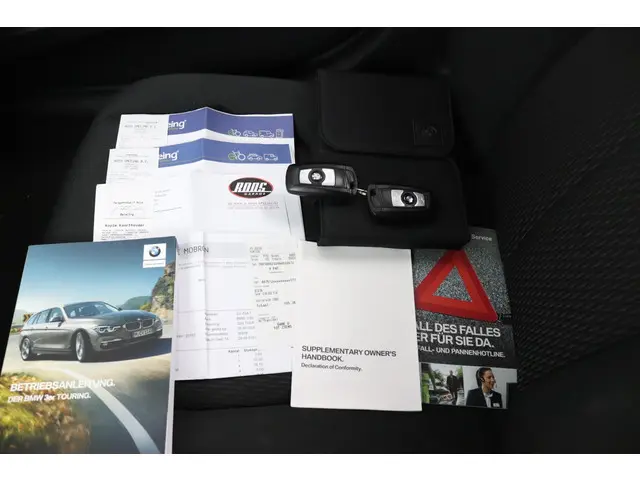 BMW 3 Serie Touring 320i Executive 2018 Benzine 16