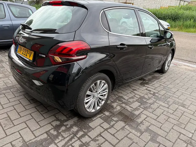 Peugeot 208 1.2 PureTech Blue Lease Premium 2016 Benzine 13