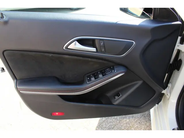 Mercedes-Benz CLA 180 OrangeArt Ed. 2014 Benzine 12