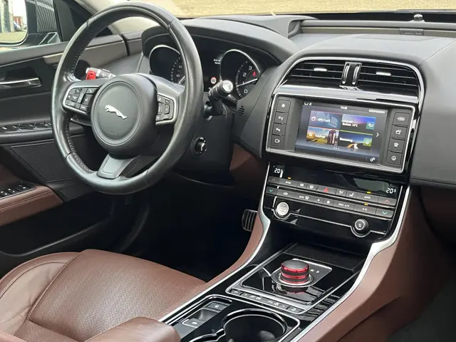 Jaguar XE 2.0 Portfolio 2015 Benzine 61