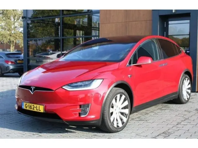 Tesla Model X 2