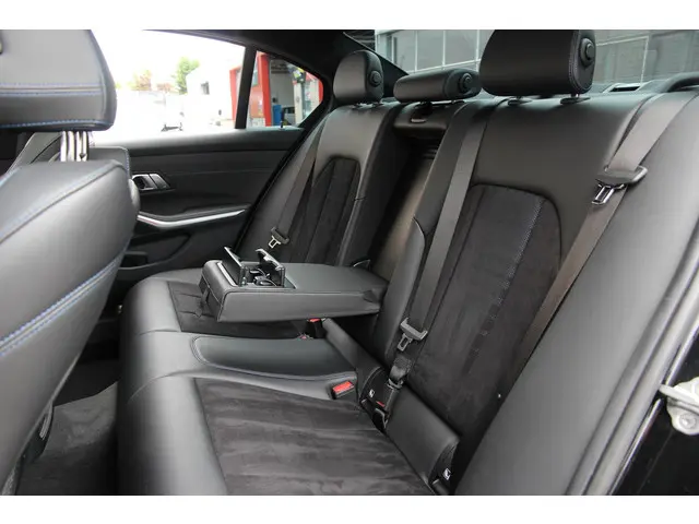 BMW 3 Serie 330i High Executive 2019 Benzine 27