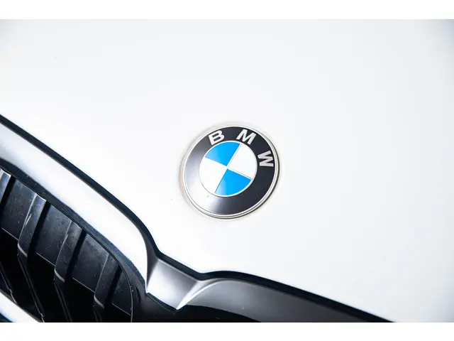 BMW 3 Serie 320i Business Edition 2021 Benzine 24