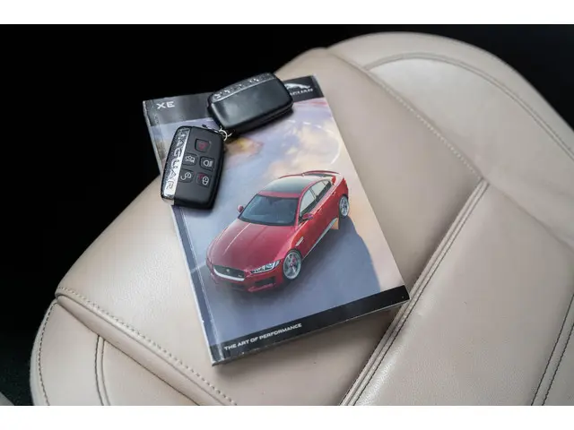 Jaguar XE 2.0 D Pure Leder Panorama 2018 Diesel 41