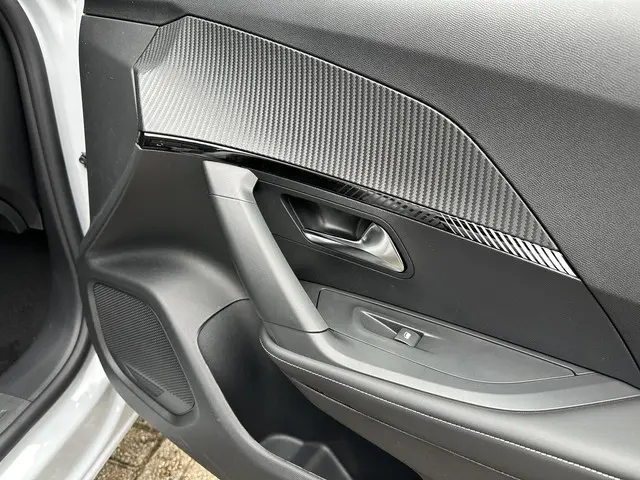 Peugeot 2008 1.2 Turbo 100 PK Allure 2024 Benzine 39