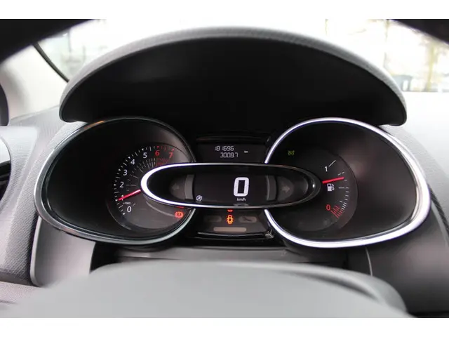 Renault Clio Estate 0.9 TCe Limited 2020 Benzine 12