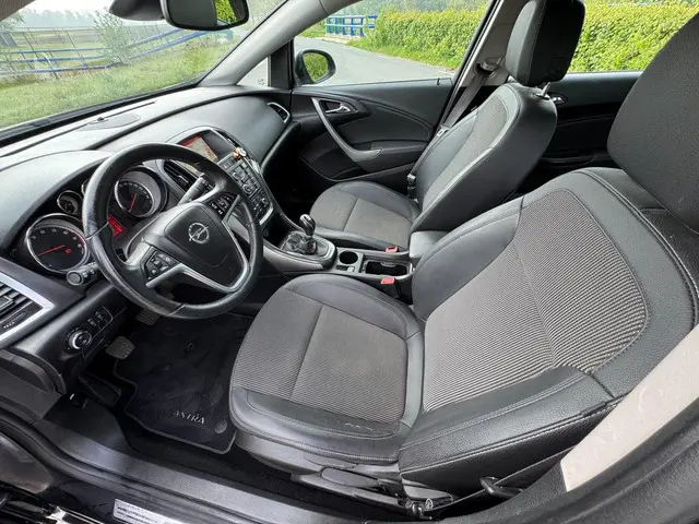 Opel Astra 1.4 Cosmo 1/2leer Nap Camera 2014 Benzine 2