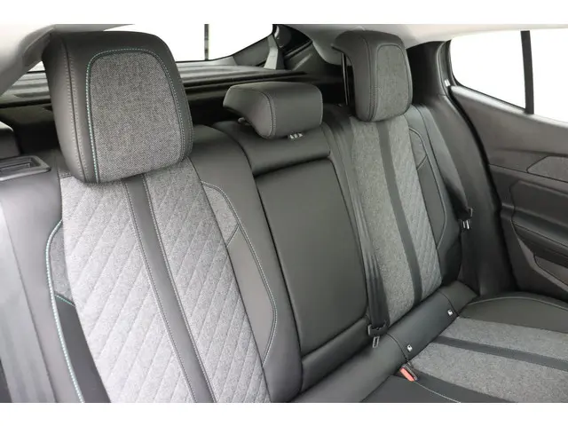 Peugeot 408 1.2T 130pk Automaat Allure GT 2024 Benzine 15