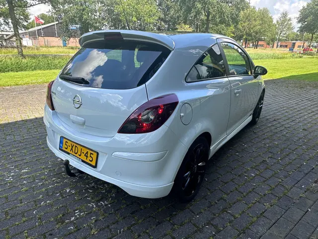Opel Corsa 1.4-16V Color OPC line 2014 Benzine 10
