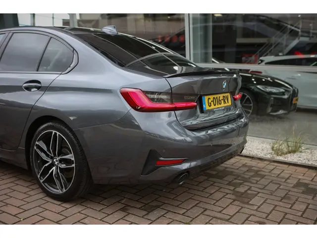 BMW 3 Serie 320i High Executive 2019 Benzine 23