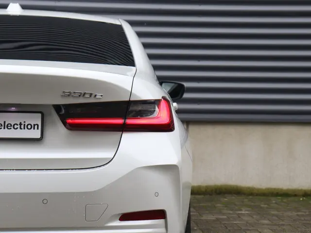 BMW 3 Serie Sedan 330e 2023 Hybride Benzine 34